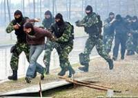 В Славянске задержали двух террористов, которые делали в городе тайники с оружием /МВД/